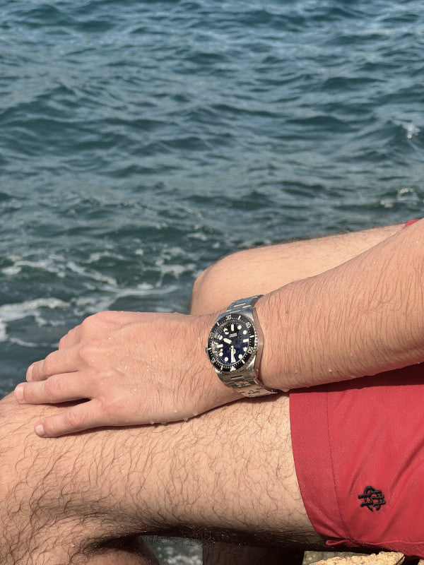 Taucheruhr getragen beim Schwimmen