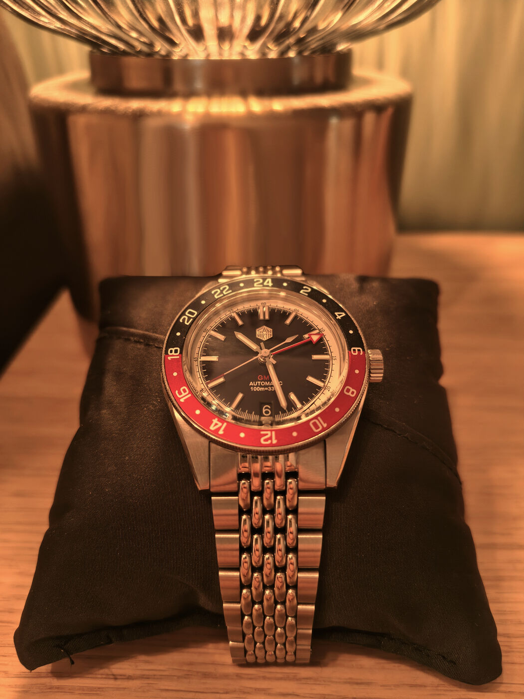 GMT-Uhr auf Uhrenkissen