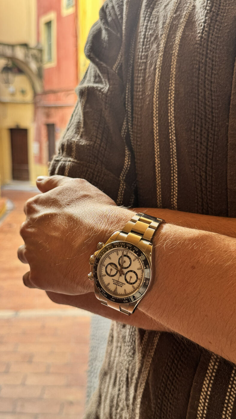 Weißer Chronograph mit Stahlband