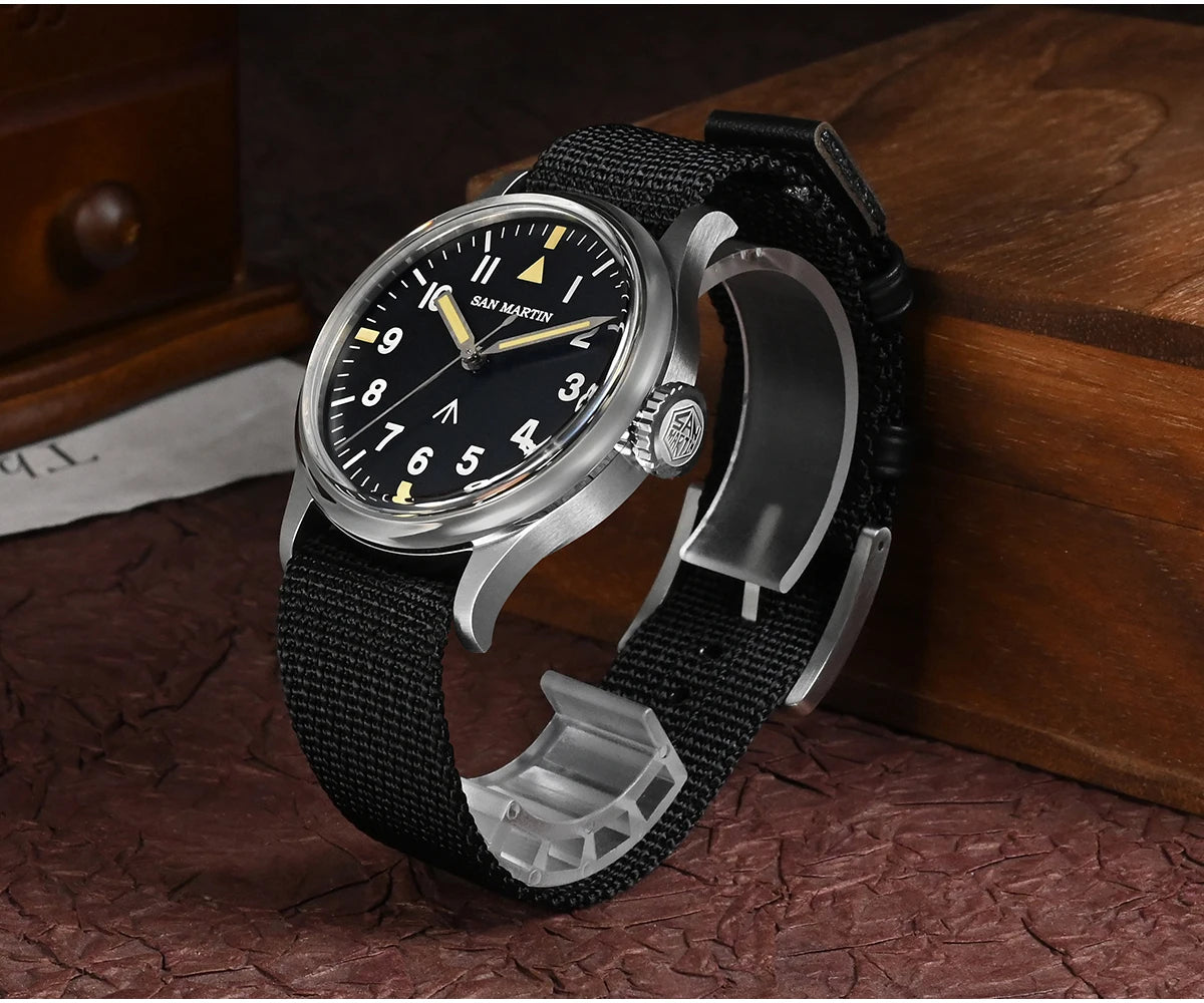 San Martin SN0105 Pilotenuhr Mattschwarz seitlich mit Krone