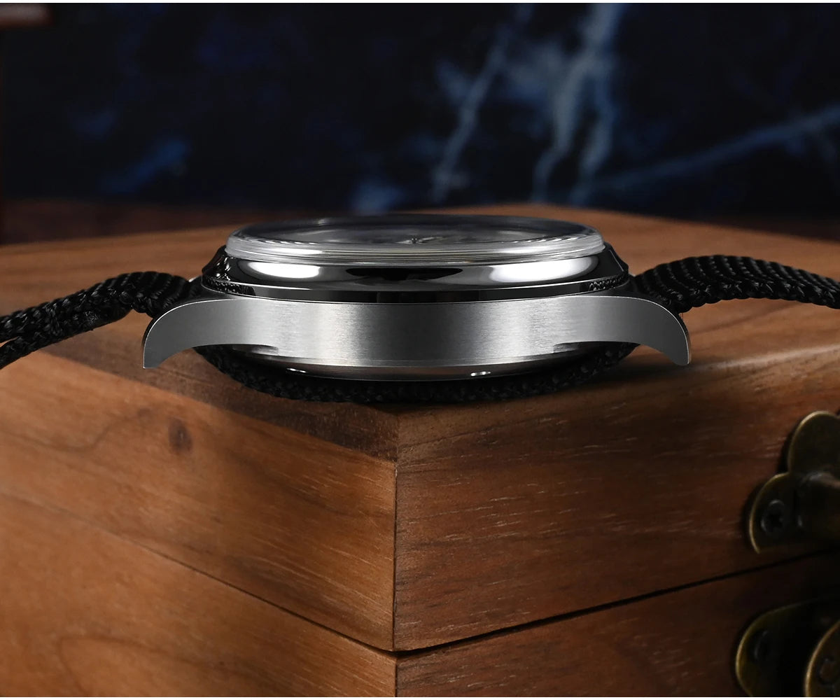 San Martin SN0105 Pilotenuhr Gehäuseseite