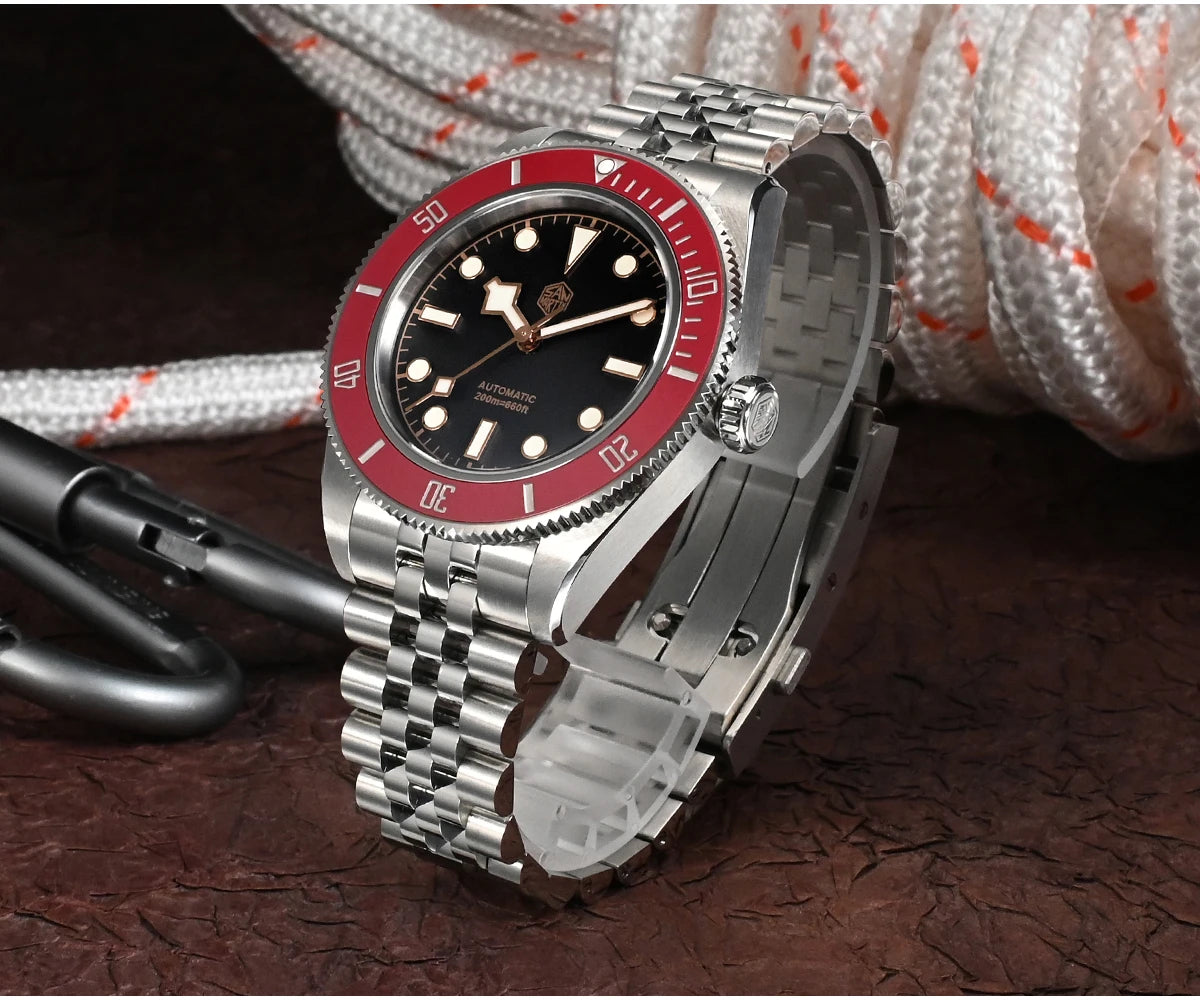 San Martin SN0128 BB Taucheruhr am Handgelenk Nahaufnahme