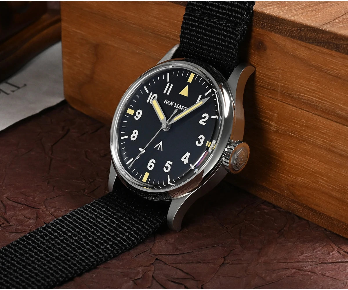 San Martin SN0105 Pilotenuhr Mattschwarz auf Holzbox