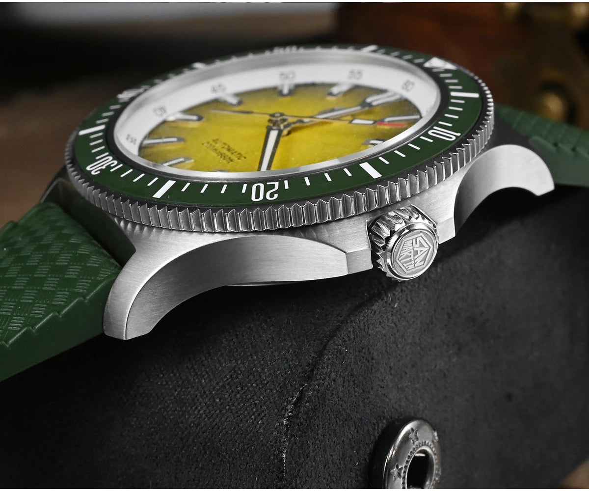 San Martin SN0118 Taucheruhr Zifferblatt und Krone Makro